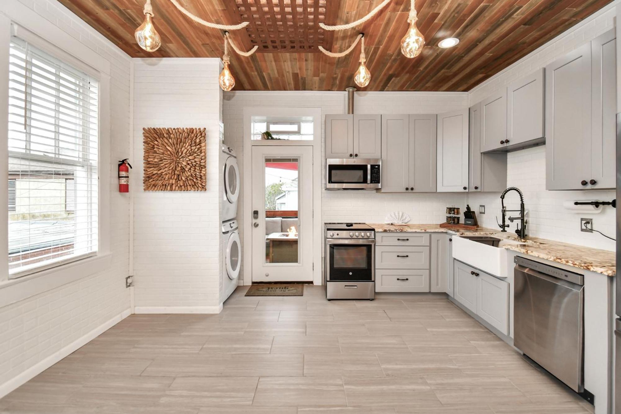 Nautical Loft With Outdoor Kitchen & Beach Access Apartment Galveston Bagian luar foto