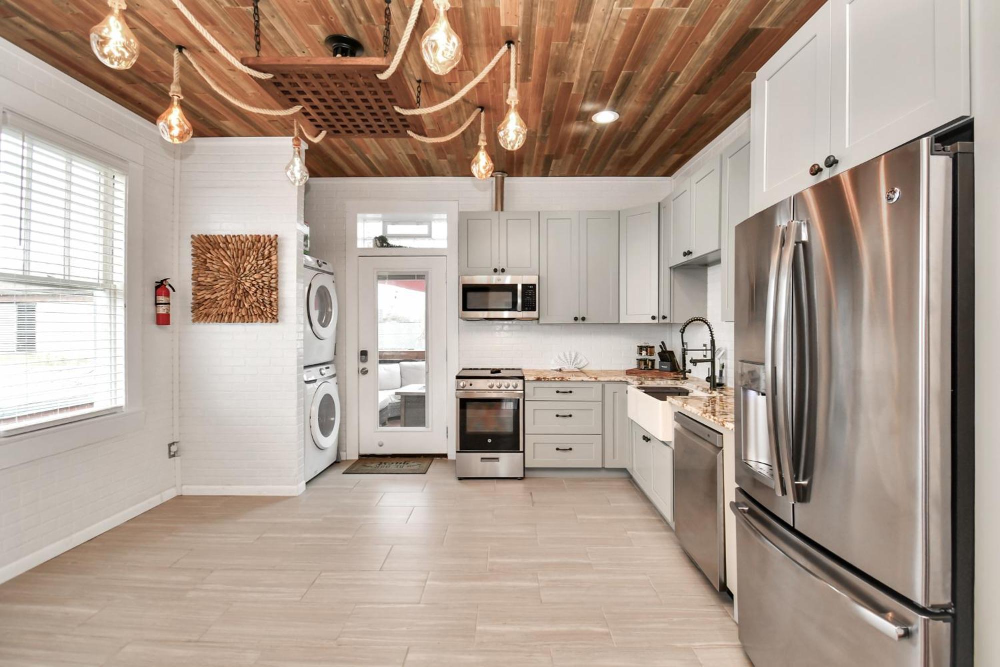 Nautical Loft With Outdoor Kitchen & Beach Access Apartment Galveston Bagian luar foto